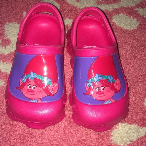 crocs trolls